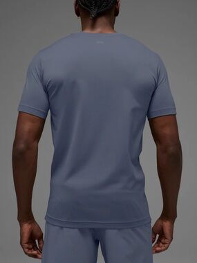Alo yoga men’s performance crew neck ($78) bluestone small